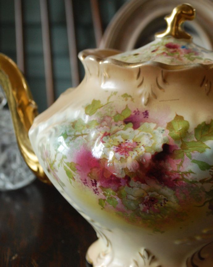 アンティーク 陶磁器の雑貨　アンティーク雑貨　イギリスで見つけたロイヤルデボン（ROYAL DEVON）アンティークティーポット。クリーム色の陶器に、可愛いお花がデザインされています。(m-1939-z)