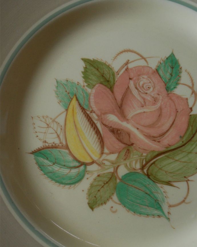 スージークーパー　アンティーク雑貨　スージークーパーのパトリシアローズ、アンティークプレート（Susie Cooper）。園芸家・コルデス氏が生んだサーモンピンクの薔薇「パトリシア」から名付けられたそうです。(m-1946-z)