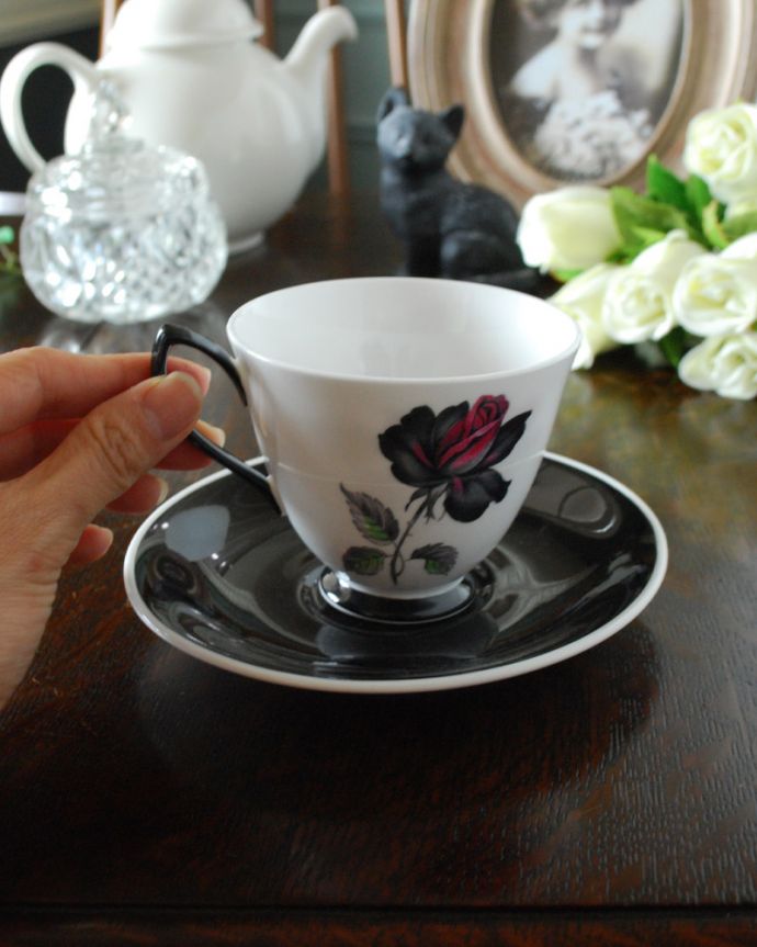 アンティーク 陶磁器の雑貨　アンティーク雑貨　ロイヤルアルバート社のアンティークカップ＆ソーサー、シックな薔薇のマスカレードシリーズ。お茶の時間も楽しみになります。(m-1947-z)