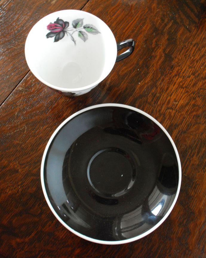 アンティーク 陶磁器の雑貨　アンティーク雑貨　ロイヤルアルバート社のアンティークカップ＆ソーサー、シックな薔薇のマスカレードシリーズ。アンティークなので多少のキズ・汚れがある場合があります。(m-1947-z)