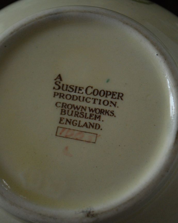 スージークーパー　アンティーク雑貨　ピンクの「ドレスデンスプレイ」アンティーク スージークーパーミルクジャグ(ピッチャー)。裏側のバックスタンプ製造メーカー保証の意味がこもった窯印、ポーセリンマークがあります。(m-1948-z)