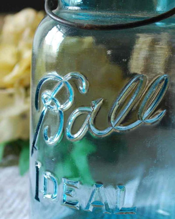 アンティーク ガラスボトル　アンティーク雑貨　フックに下げられるBall社のアンティーク ガラスジャー（保存ジャー）。Ball社のロゴがあります。(m-1952-z)