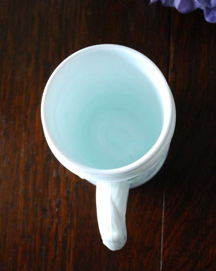 アンティーク 雑貨のガラス小物　アンティーク雑貨　蔦のフレームデザインが可愛い、アンティークのミルクガラスのミルクポット。上から見るとこんな感じです。(m-1955-z)