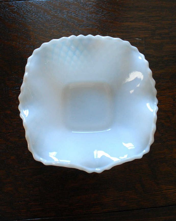 アンティーク 雑貨のガラス小物　アンティーク雑貨　揺れるフリルが可愛い、アンティークミルクガラスのボウル（トレー）。アンティークなので多少のキズ・汚れがある場合があります。(m-1958-z)