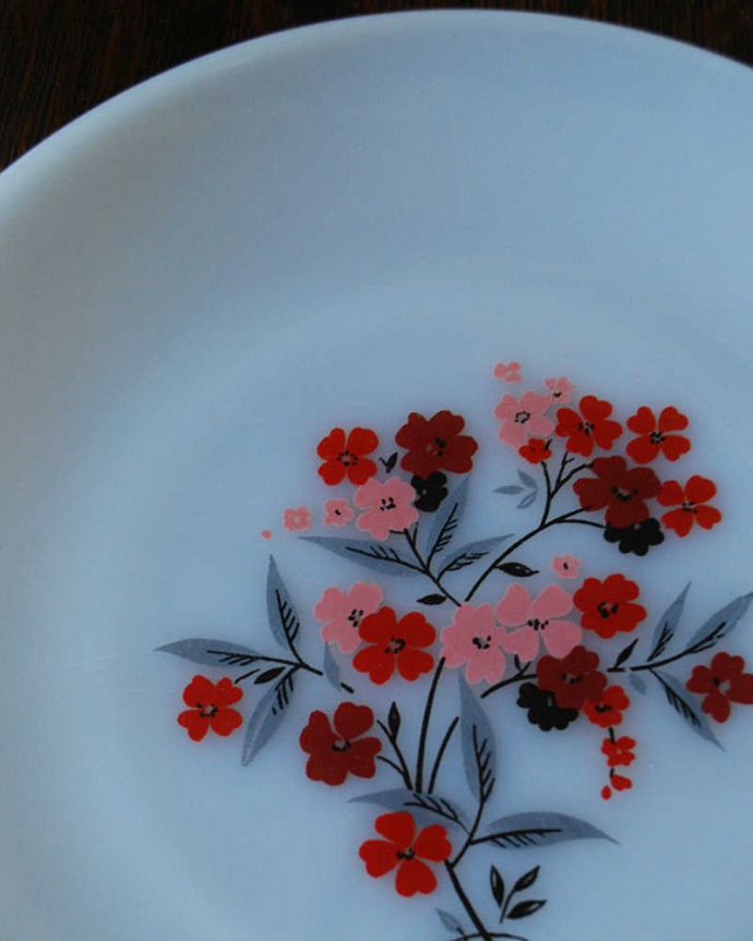 アンティーク 陶磁器の雑貨　アンティーク雑貨　アンカーホッキング社のアンティークファイヤーキングプレート（プリムローズシリーズ）。ミルクガラスにパッと目を引く赤い小花がとっても可愛い。(m-1968-z)