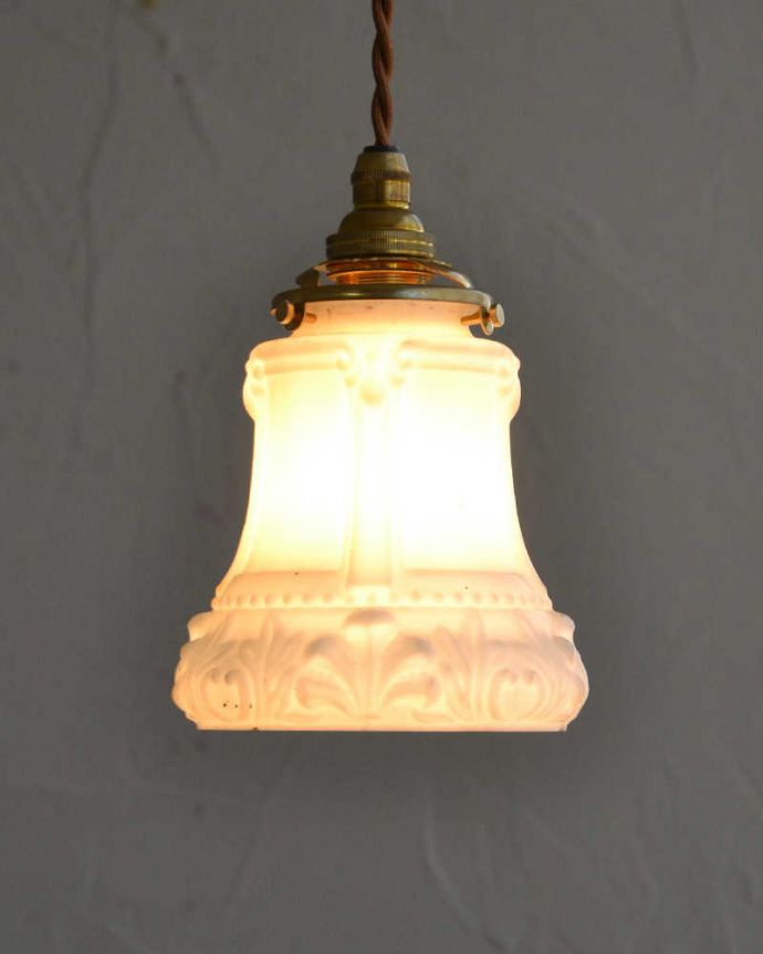ペンダントライト　照明・ライティング　ヨーロッパらしい装飾アンティークペンダントライト（コード・シャンデリア電球・ギャラリーA付き）。１つでも存在感たっぷり。(m-1971-z)