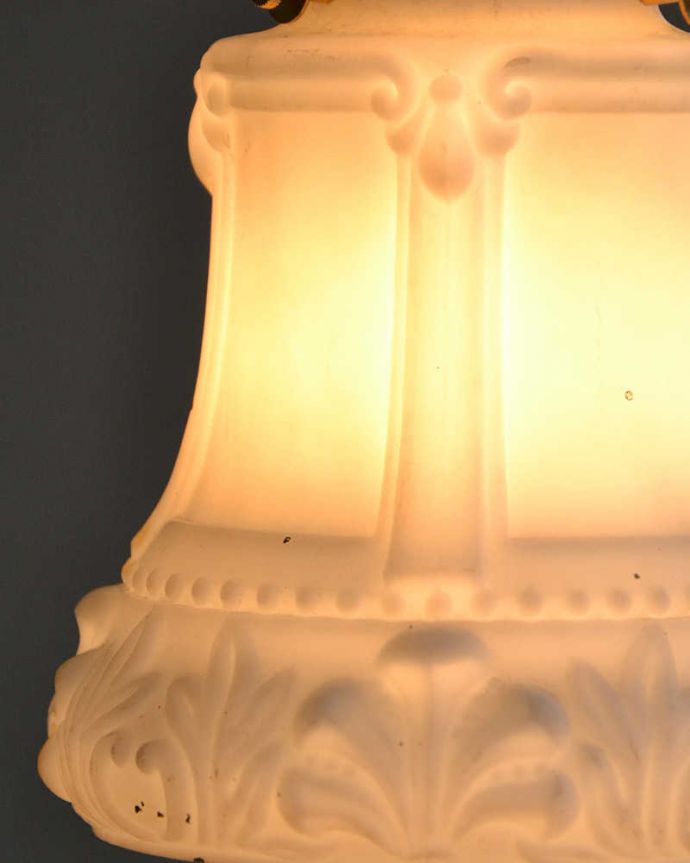 ペンダントライト　照明・ライティング　ヨーロッパらしい装飾アンティークペンダントライト（コード・シャンデリア電球・ギャラリーA付き）。アンティークのミルクガラスは、光を通すとなんとも言えないステキな雰囲気でお部屋を照らしてくれます。(m-1971-z)
