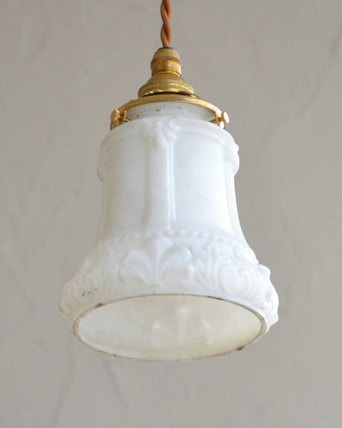 ペンダントライト　照明・ライティング　ヨーロッパらしい装飾アンティークペンダントライト（コード・シャンデリア電球・ギャラリーA付き）。あたたかい光がお部屋を包み込みます。(m-1971-z)