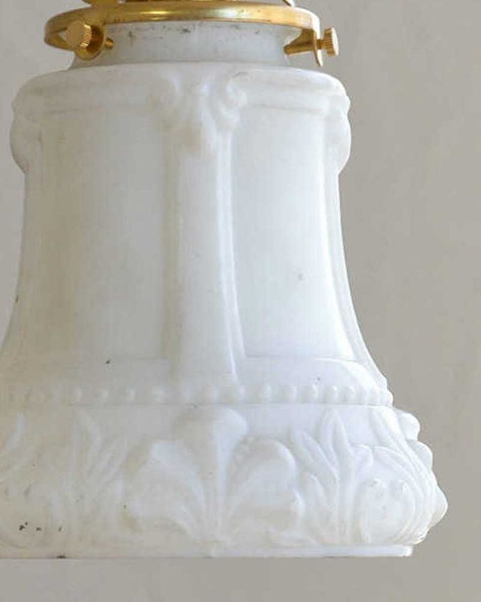 ペンダントライト　照明・ライティング　ヨーロッパらしい装飾アンティークペンダントライト（コード・シャンデリア電球・ギャラリーA付き）。アンティークのガラスシェードのため、キズや汚れが入っている場合もあります。(m-1971-z)