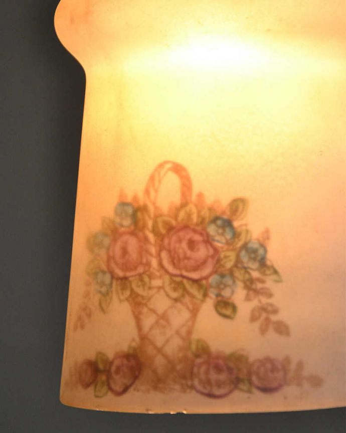 ペンダントライト　照明・ライティング　ピンクの花かご、アンティークペンダントライト（コード・シャンデリア電球・ギャラリーA付き）。アンティークのガラスは、光を通すとなんとも言えないステキな雰囲気でお部屋を照らしてくれます。(m-1975-z)