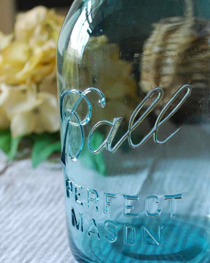 アンティーク ガラスボトル　アンティーク雑貨　Ball社のアンティーク ガラスジャー、爽やかなブルーのガラスが可愛いビンテージ雑貨。爽やかなブルーのメイソンジャー老舗記号Ball社のロゴが可愛らしく入っているBallジャー。(m-1988-z)