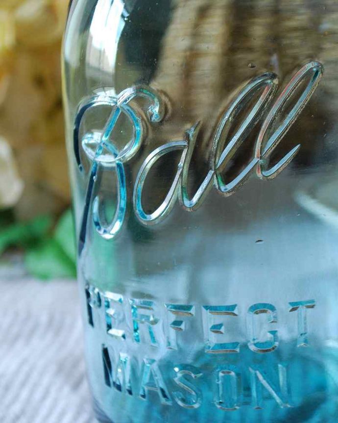 アンティーク ガラスボトル　アンティーク雑貨　Ball社のアンティーク ガラスジャー（保存ジャー）。Ball社のロゴがあります。(m-1989-z)