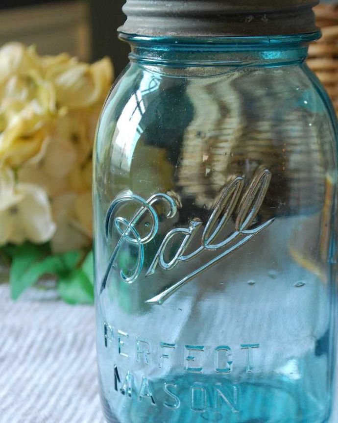 アンティーク ガラスボトル　アンティーク雑貨　爽やかなブルーのガラスが可愛いビンテージ、Ball社のアンティーク ガラスジャー。爽やかなブルーのメイソンジャー老舗記号Ball社のロゴが可愛らしく入っているBallジャー。(m-1991-z)