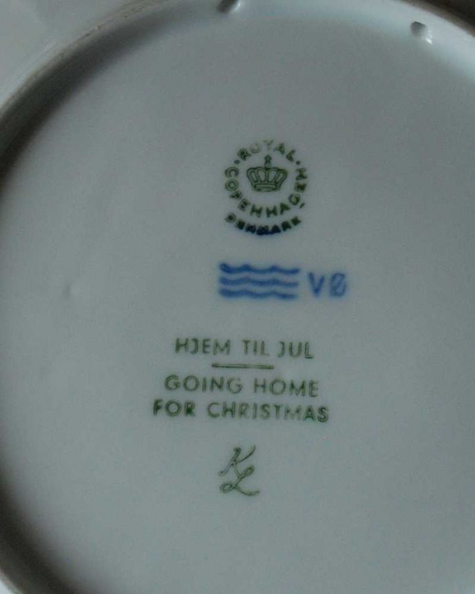 アンティーク 陶磁器の雑貨　アンティーク雑貨　1973年ロイヤルコペンハーゲンのクリスマスイヤープレート（クリスマスの帰省）。ロゴがプリントされています。(m-1992-z)