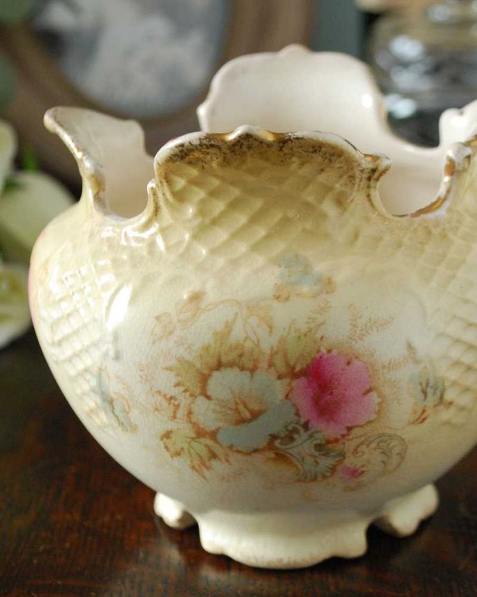 アンティーク 陶磁器の雑貨　アンティーク雑貨　イギリスで見つけたロイヤルデボン（Royal Devon）のアンティーク花器。クリーム色の陶器に、可愛いお花がデザインされています。(m-1994-z)