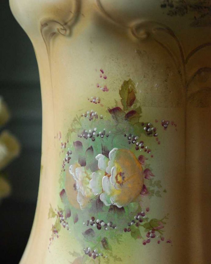 アンティーク 陶磁器の雑貨　アンティーク雑貨　ゴールドの持ち手、花模様がロマンチックなアンティーク　クラウンデボンのジャグ。普段の生活に華を添えてくれるアンティーククラウンデュヴォン社のアンティークの陶磁器は、ハンドペイントで描かれたお花がロマンチックな雰囲気です。(m-1995-z)