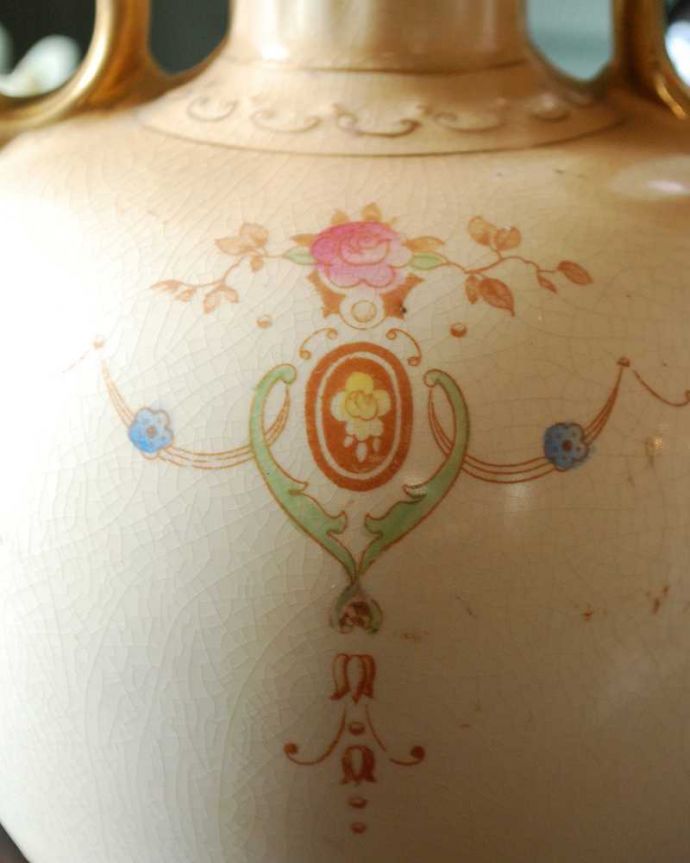 アンティーク 陶磁器の雑貨　アンティーク雑貨　花模様がロマンチックなアンティーク　クラウンデボンの花器。ハンドペイントで描かれたお花がロマンチックです。(m-1999-z)