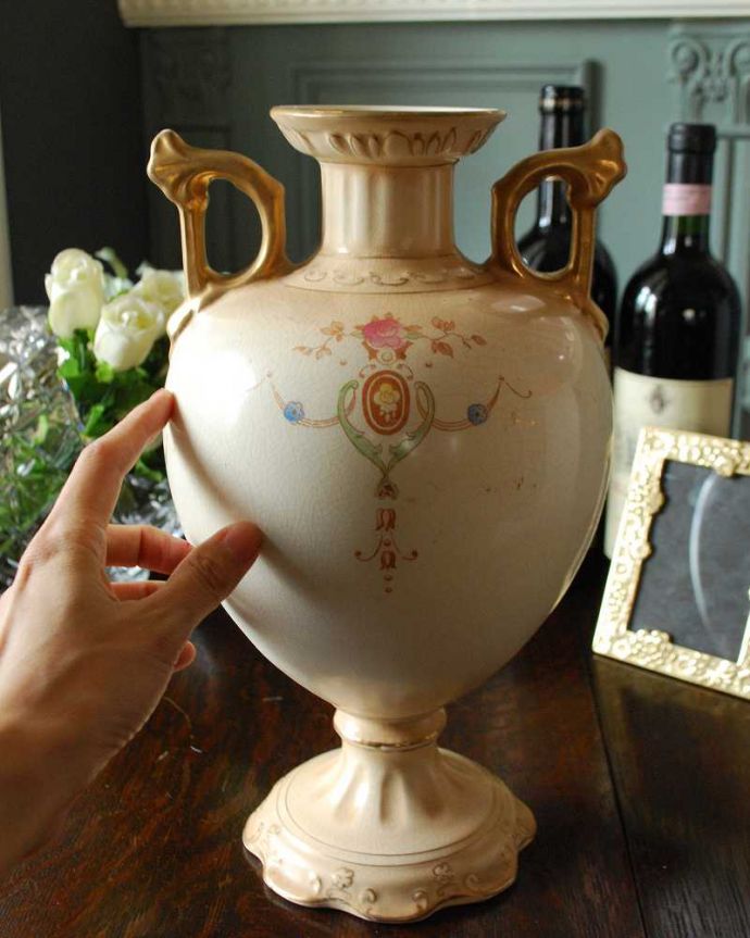 アンティーク 陶磁器の雑貨　アンティーク雑貨　花模様がロマンチックなアンティーク　クラウンデボンの花器。飾るだけで絵になる美しさ。(m-1999-z)