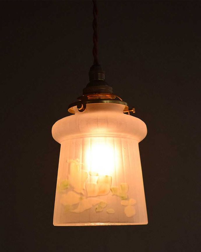 ペンダントライト　照明・ライティング　黄色の花、アンティークペンダントライト（コード・シャンデリア電球・ギャラリーA付き）。お部屋のアクセサリーに使って欲しいアンティーク照明器具の中で気軽に使いやすいペンダントライト。(m-2034-z)