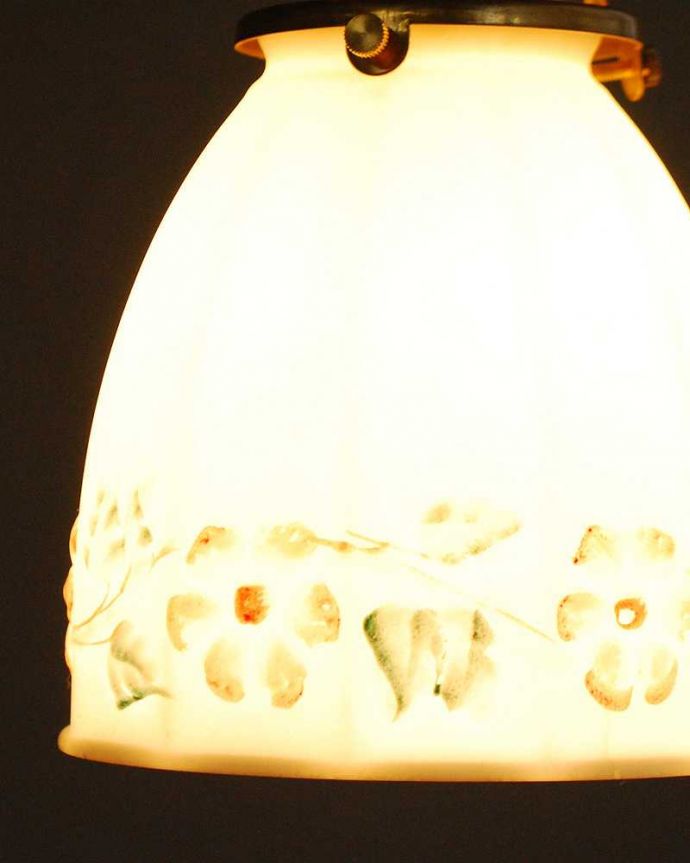 ペンダントライト　照明・ライティング　可愛いお花が囲むアンティークペンダントライト（コード・シャンデリア電球・ギャラリーA）。。(m-2037-z)