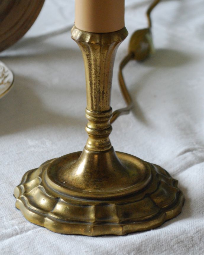 スタンドライト　照明・ライティング　イギリスで見つけた真鍮製のアンティークテーブルランプ（Ｅ17シャンデリア球付）。。(m-2052-z)