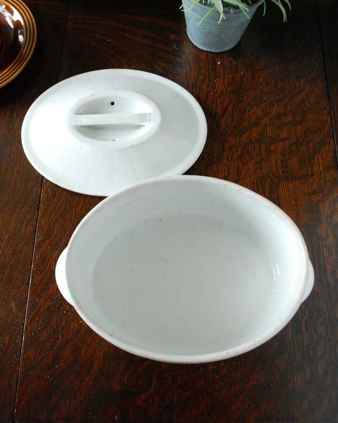 アンティーク 陶磁器の雑貨　アンティーク雑貨　イギリスで見つけた雑貨、かたちがかわいいアンティークバターポット。アンティークなので多少のキズ・汚れがある場合があります。(m-2057-z)