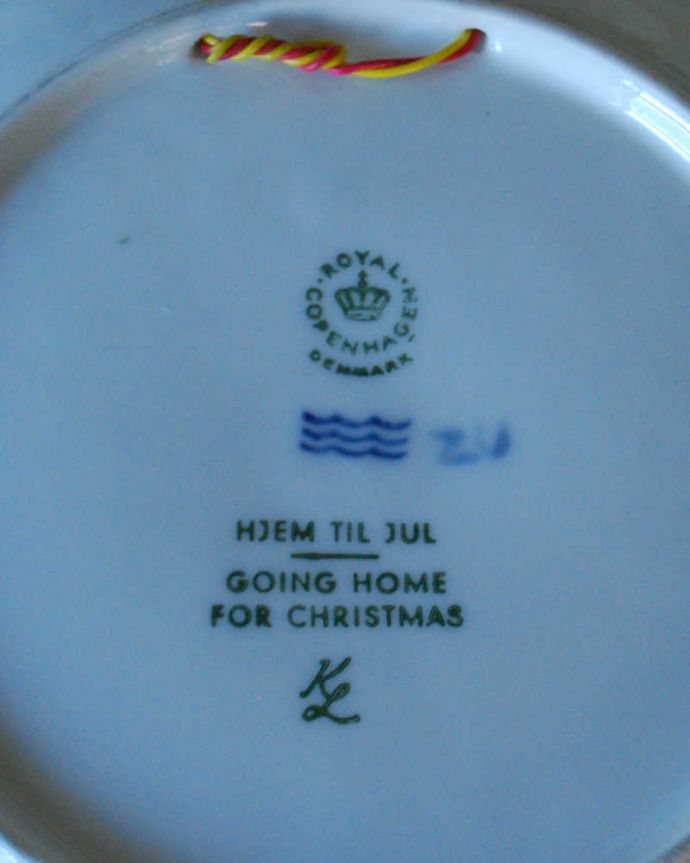 アンティーク雑貨 ロイヤルコペンハーゲンの1973年クリスマスイヤープレート（クリスマスの帰省）。裏側には品質の証ひっくり返して見ると、こんな感じのポーセリンマークを見つけることが出来ます。(m-2076-z)