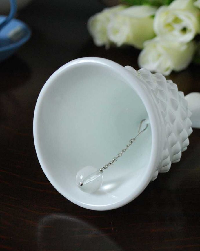 アンティーク 雑貨のガラス小物　アンティーク雑貨　ミルクガラスが可愛い小さなディナーベル　アンティークプレスドグラス。美しい音色を楽しんでください。(m-2078-z)