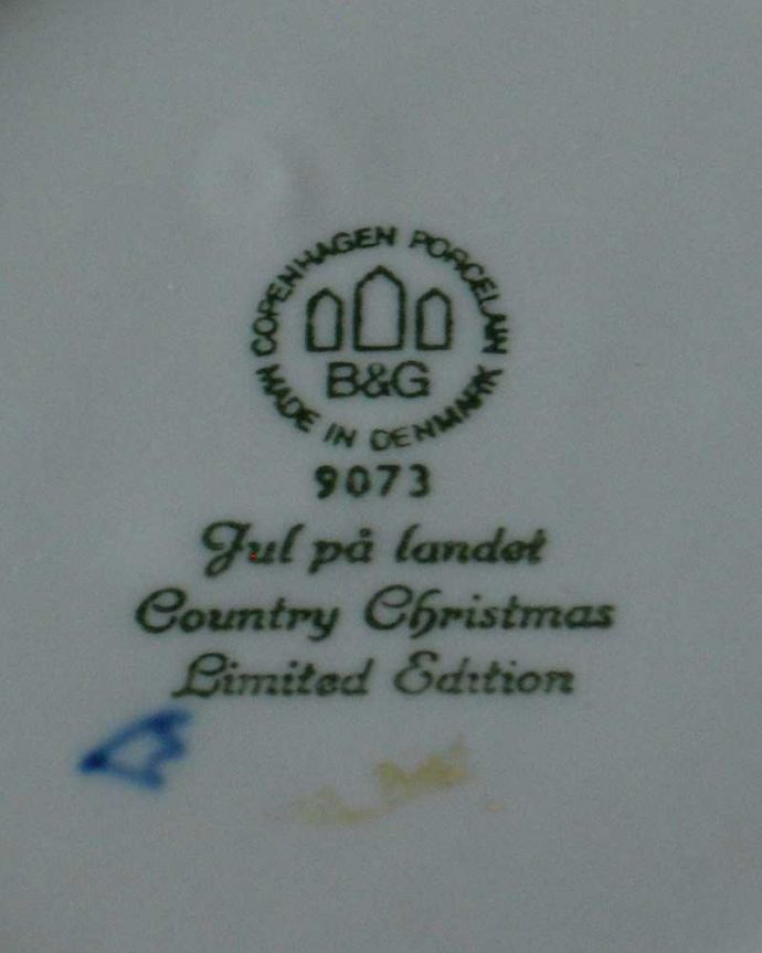 アンティーク 陶磁器の雑貨　クリスマス用　1973年ビングオーグレンダール（B＆G)社のイヤープレート（田舎のクリスマス）。裏側には品質の証製造メーカー保証の意味がこもった窯印、ポーセリンマークがあります。(m-2080-z)