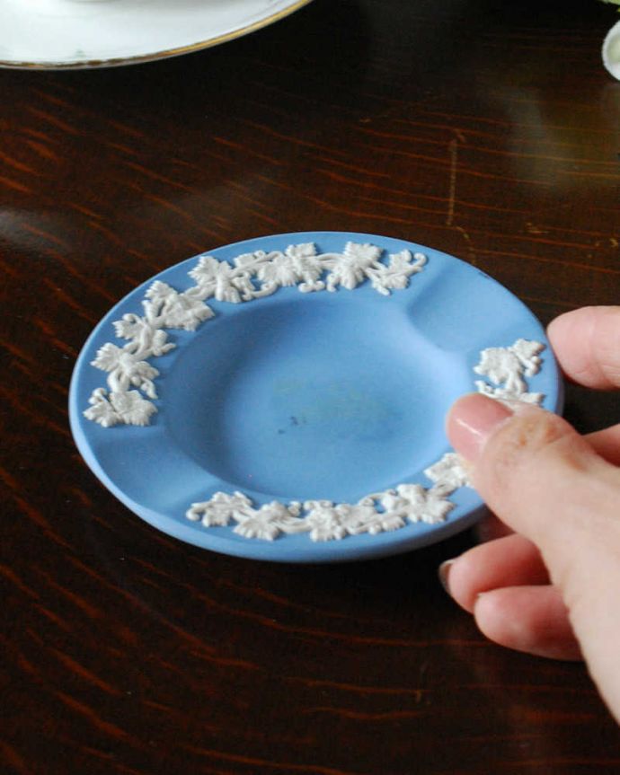 アンティーク 陶磁器の雑貨　アンティーク雑貨　アンティークジャスパーウェアのアシュトレイ、灰皿（ブルー）。宝石のような美しさを追求した焼き物なんとも言えない滑らかな手触りが、ジャスパーウエアの特長。(m-2083-z)