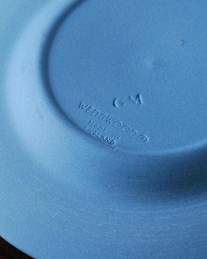 アンティーク 陶磁器の雑貨　アンティーク雑貨　アンティークジャスパーウェアのアシュトレイ、灰皿（ブルー）。裏側には品質の証ひっくり返して見ると、ウェッジウッドのマークを見つけることが出来ます。(m-2083-z)