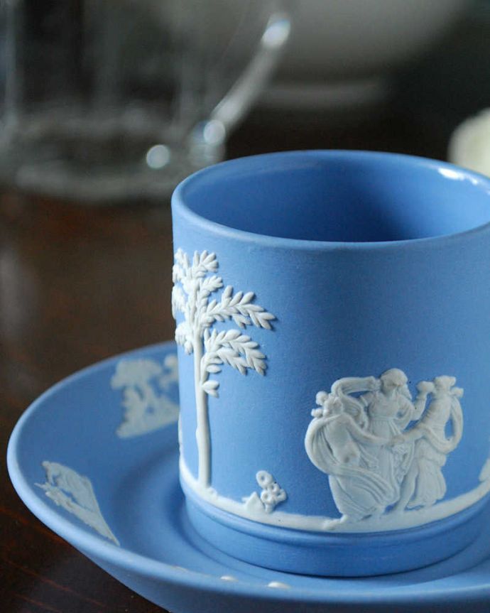 アンティーク 陶磁器の雑貨　アンティーク雑貨　美しさに惹かれるペールブルーのカップ&ソーサー、アンティークウェッジウッド。飾って使って楽しむ小さなアンティークアンティークでしか手に入れることが出来ない美しい模様のカップ＆ソーサー。(m-2085-z)