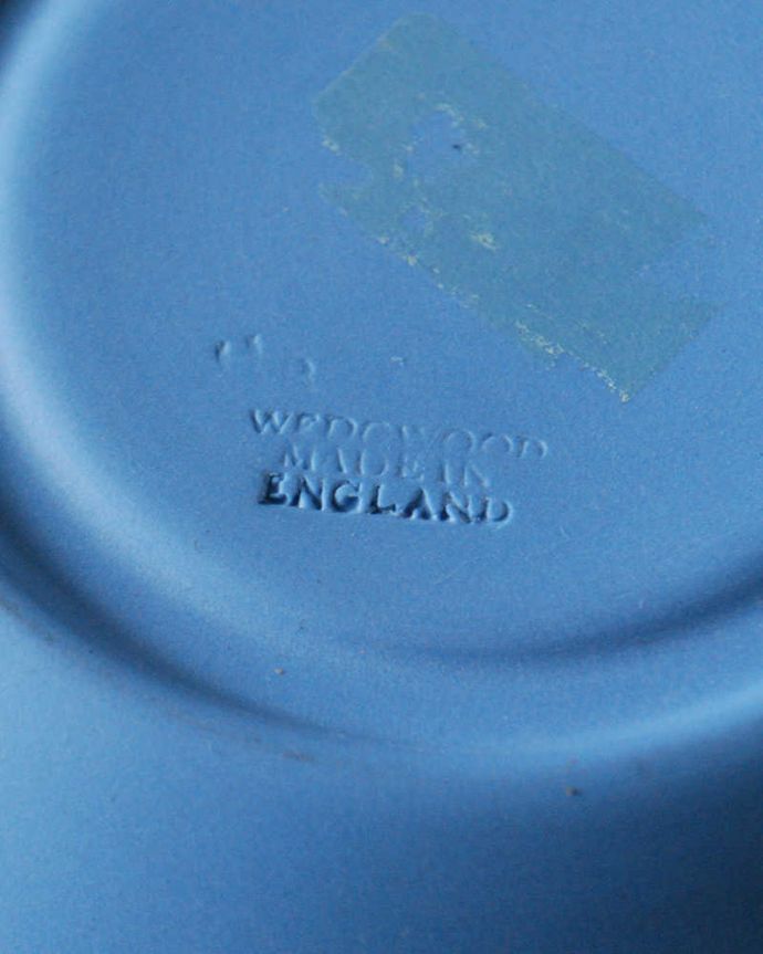 アンティーク 陶磁器の雑貨　アンティーク雑貨　美しさに惹かれるペールブルーのカップ&ソーサー、アンティークウェッジウッド。裏側には品質の証ひっくり返して見ると、こんな感じのポーセリンマークを見つけることが出来ます。(m-2085-z)