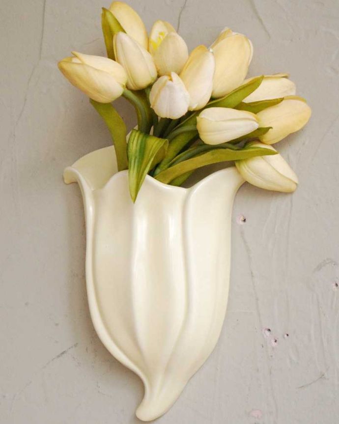 アンティーク その他の雑貨　アンティーク雑貨　イギリスで見つけたアンティークのウエッジウッド花器（壁掛けフラワーベース）。どんなお花とも合う優しいデザインです。(m-2119-z)