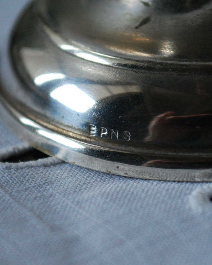 アンティーク シルバー製　アンティーク雑貨　英国の銀食器、アンティークシルバーのシュガースカットル（シュガーポット）。品質の証を発見！刻印が彫ってあります。(m-2120-z)
