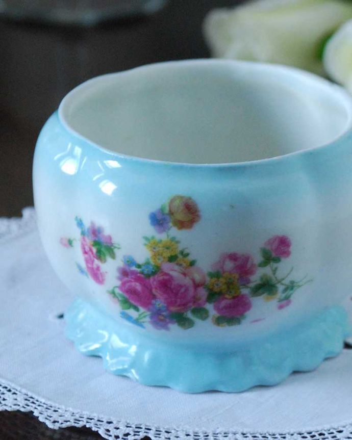 テーブルウェア(食器)　アンティーク雑貨　バラの花がデザインされた華やかなアンティークシュガーボウル。お茶の時間を華やかにしてくれるアンティークティータイムを楽しむための茶道具の一つシュガーボウル。(m-2122-z)