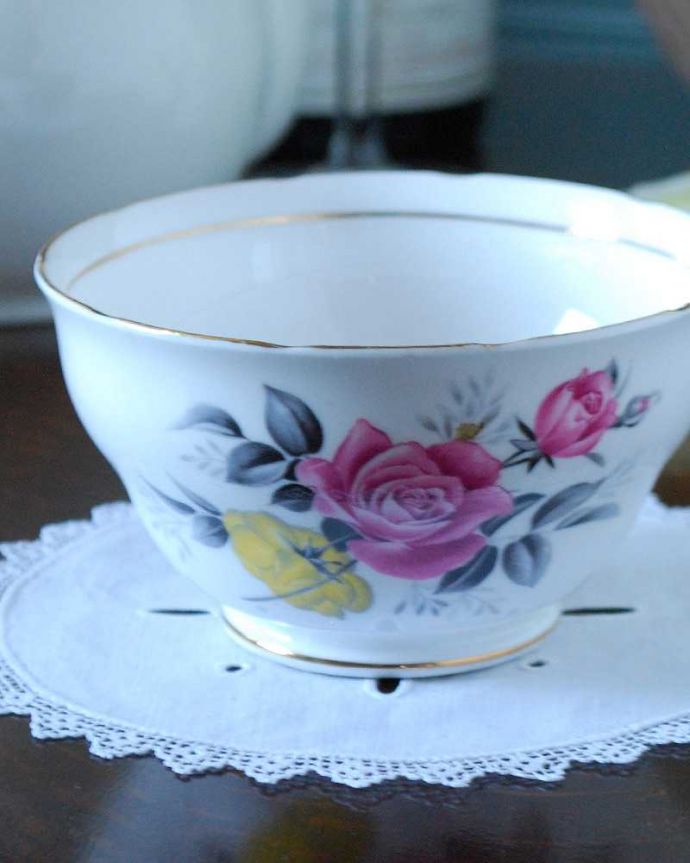 アンティーク 陶磁器の雑貨　アンティーク雑貨　薔薇が描かれた上品なアンティークシュガーポット。お茶の時間を華やかにしてくれるアンティークティータイムを楽しむための茶道具の一つシュガーボウル。(m-2124-z)