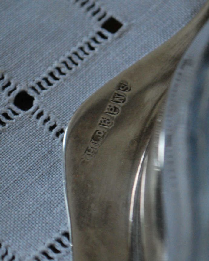 アンティーク シルバー製　アンティーク雑貨　イギリス輸入の銀雑貨、持ち手付きバスケット（アンティークシルバー）。刻印されています。(m-2127-z)