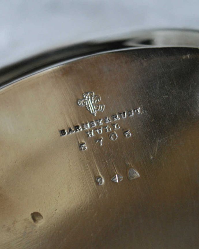 アンティーク 真鍮の雑貨　アンティーク雑貨　透かし彫りが美しい、イギリスアンティークの持ち手付きバスケット（アンティークシルバー）。刻印されています。(m-2130-z)