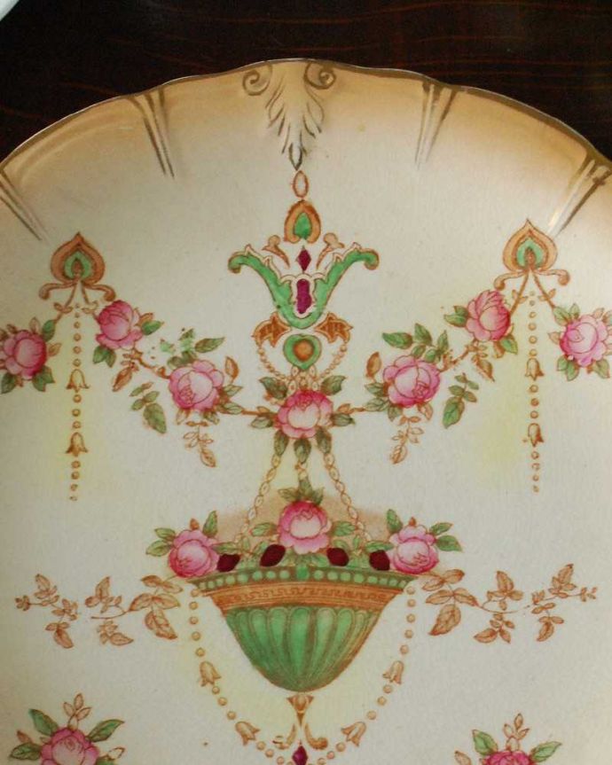 テーブルウェア(食器)　アンティーク雑貨　イギリスで見つけたCrown Devon社（クラウンデボン）、ピンクのお花が可愛いアンティークプレート。普段の生活に華を添えてくれるアンティークロイヤルデボン社のアンティークの陶磁器は、ハンドペイントで描かれたお花がロマンチックな雰囲気です。(m-2132-z)