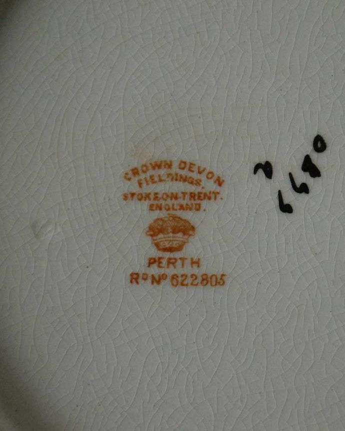 アンティーク 陶磁器の雑貨　アンティーク雑貨　華やかなデザインが目をひくアンティークのクラウンデボンプレート。裏側には品質の証ひっくり返して見ると、こんな感じのポーセリンマークを見つけることが出来ます。(m-2134-z)