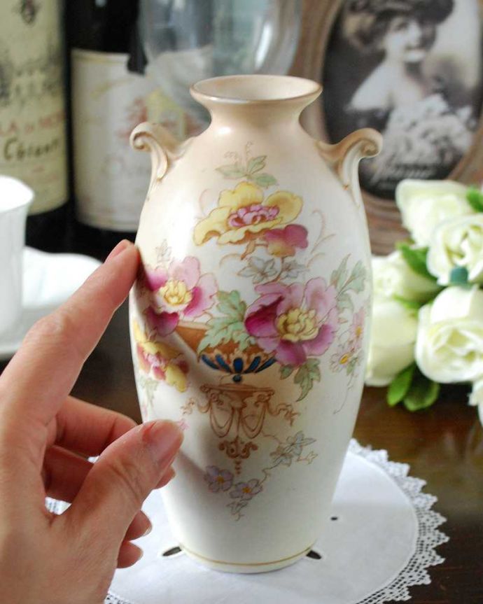 アンティーク 陶磁器の雑貨　アンティーク雑貨　お花模様が華やかなイギリスで見つけたアンティーク花器。置くだけでも絵になる美しさ何も入れなくても、陶磁器なので中が見えずに絵になるアイテムなんです。(m-2145-z)