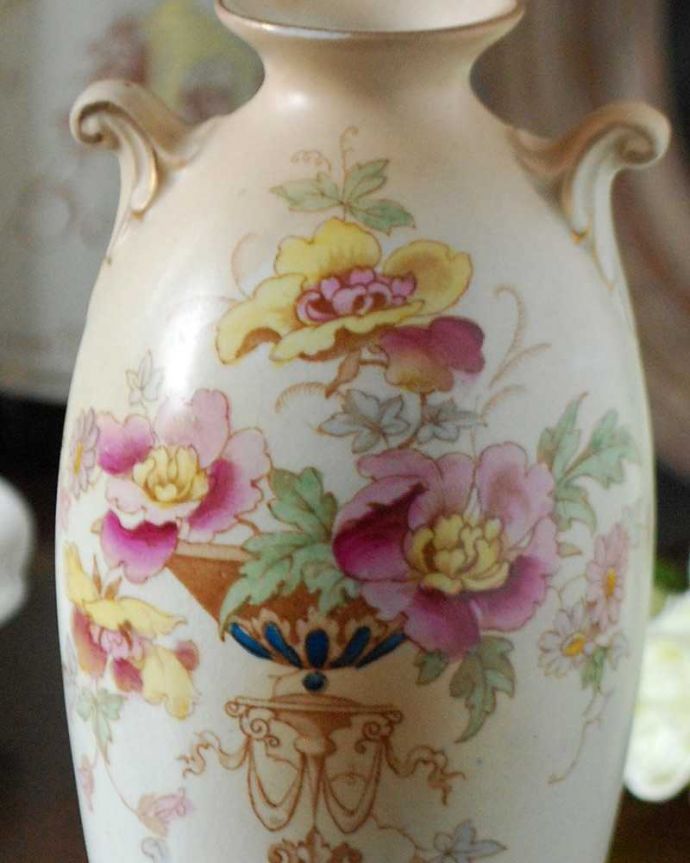アンティーク 陶磁器の雑貨　アンティーク雑貨　お花模様が華やかなイギリスで見つけたアンティーク花器。普段の生活に華を添えてくれるアンティークガーデニングの国、イギリスらしい花器。(m-2145-z)