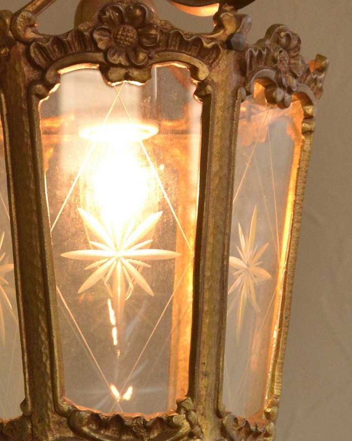 ペンダントライト　照明・ライティング　お花の装飾がエレガント六角形アンティークペンダントランプ（Ｅ17シャンデリア球付）。。(m-2152-z)
