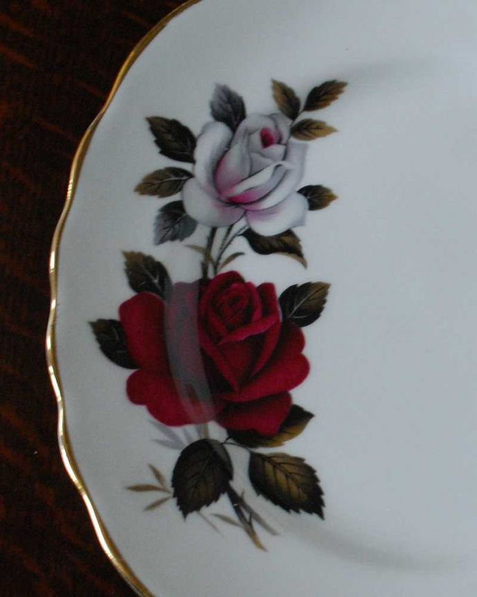 アンティーク 陶磁器の雑貨　アンティーク雑貨　Colclough（コルクラフ）の薔薇がエレガントなアンティークプレート。美しい２色の薔薇がデザインされています。(m-2155-z)