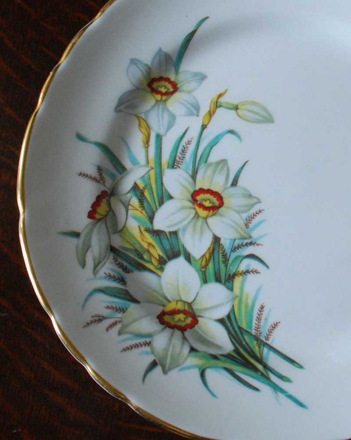 アンティーク 陶磁器の雑貨　アンティーク雑貨　食卓を華やかにしてくれる可愛いお花の咲いたアンティークプレート。テーブルがパッと華やかに優しい色使いが素敵なプレートです。(m-2158-z)