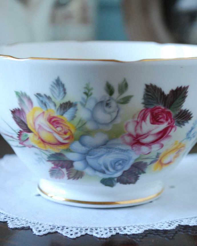 テーブルウェア(食器)　アンティーク雑貨　華やかな薔薇の花が描かれたアンティークシュガーポット。お茶の時間を華やかにしてくれるアンティークティータイムを楽しむための茶道具の一つシュガーボウル。(m-2163-z)