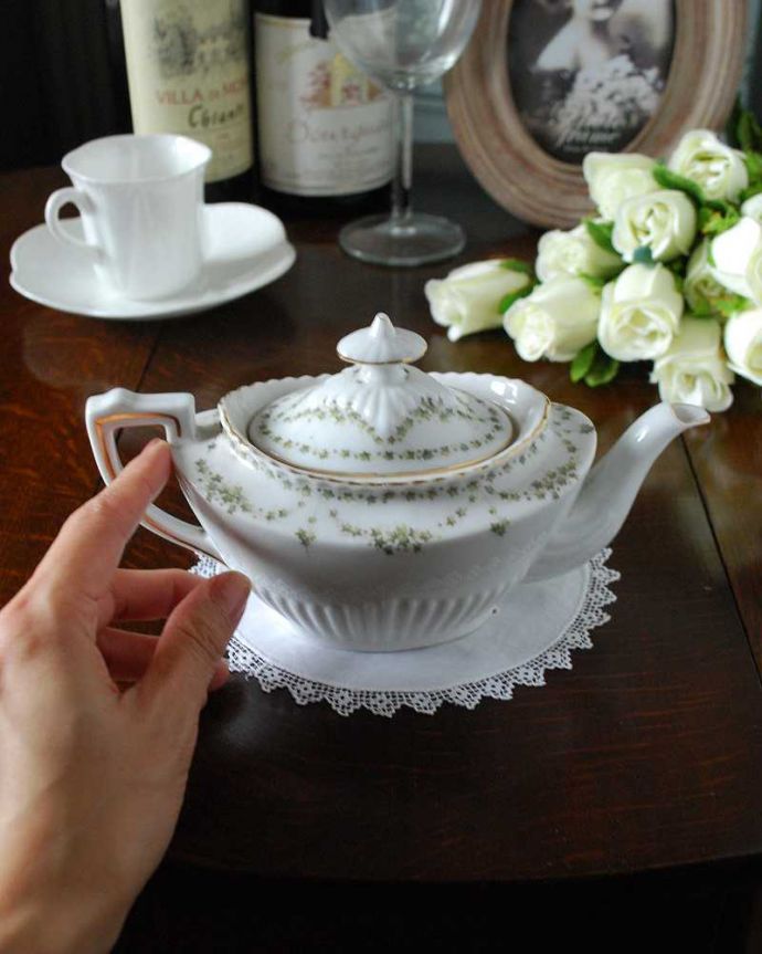 アンティーク 陶磁器の雑貨　アンティーク雑貨　英国から届いたアンティークのティーポット(リーフデザイン)。自分だけの使い方で使ってみましょうたっぷり紅茶が注げるサイズ。(m-2165-z)