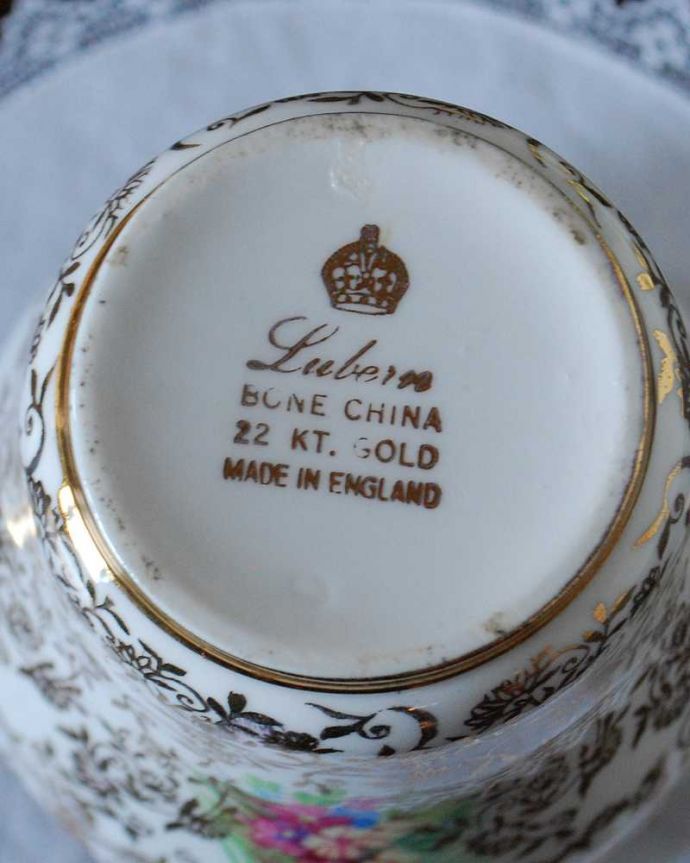 アンティーク 陶磁器の雑貨　アンティーク雑貨　イギリス輸入、金彩が華やかボーンチャイナのアンティークミルクポット。ロゴがプリントされています。(m-2166-z)