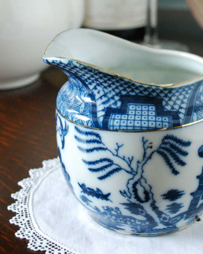 アンティーク 陶磁器の雑貨　アンティーク雑貨　高級感漂う英国アンティーク、ウィローパターンのミルクポット。お茶の時間に欠かせないミルクピッチャー紅茶を愛する英国のお茶の時間に欠かせないミルクティーのために作られた陶磁器のミルクピッチャー。(m-2169-z)